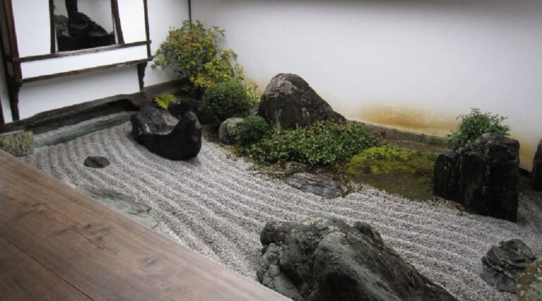 日式枯山水，只用白砂和石头，就能营造出空、灵、静禅意景观