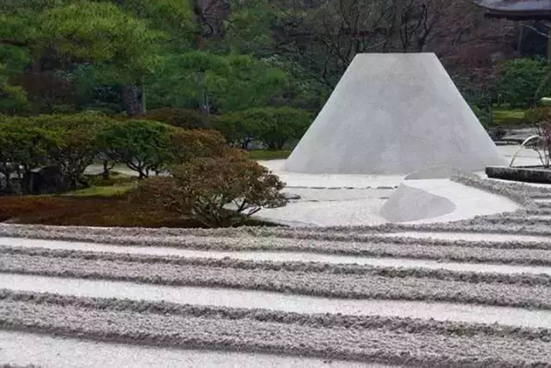 银阁寺的枯山水庭园设计